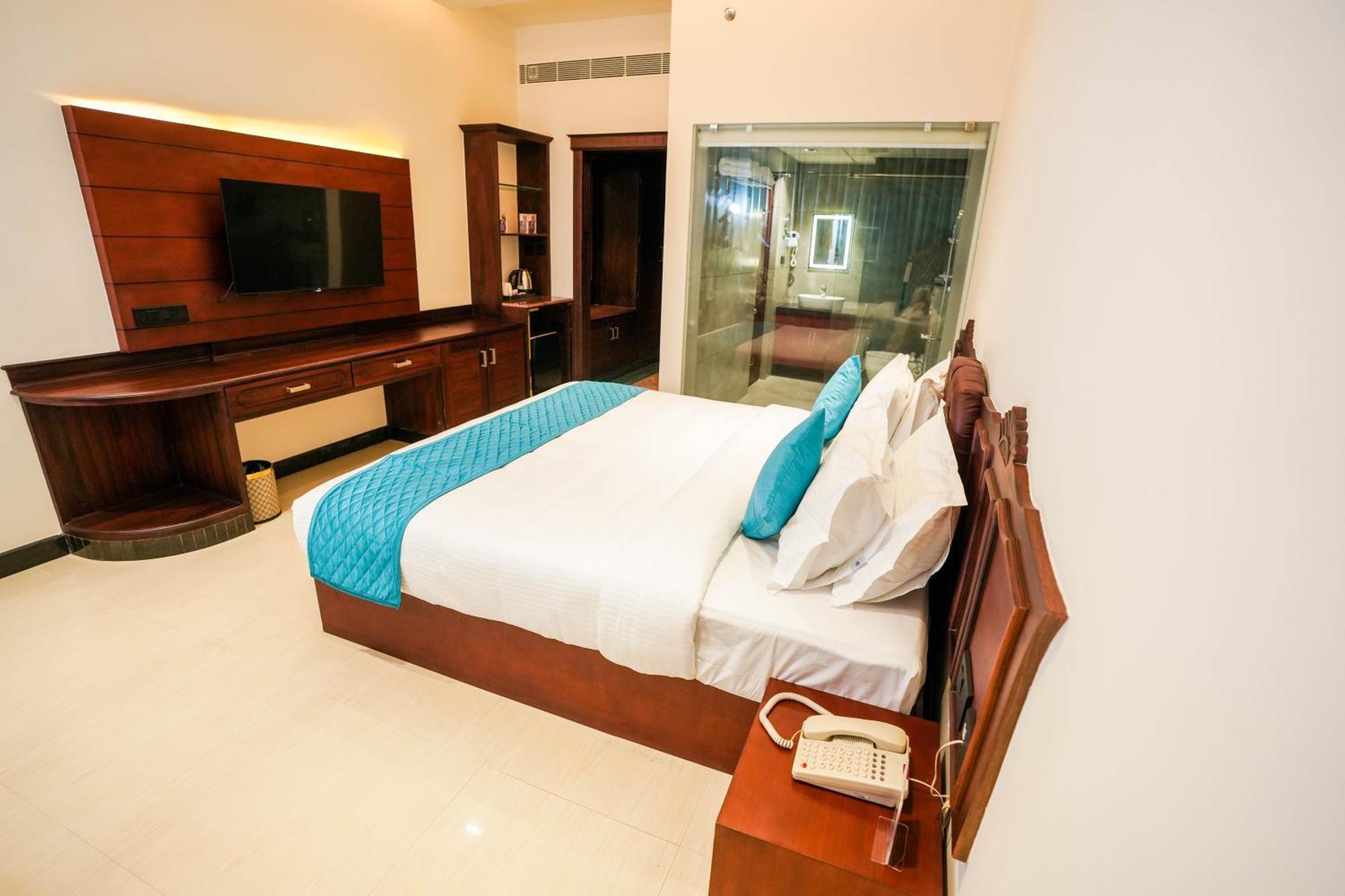 Hotel Blue Castle Thiruvananthapuram Zewnętrze zdjęcie